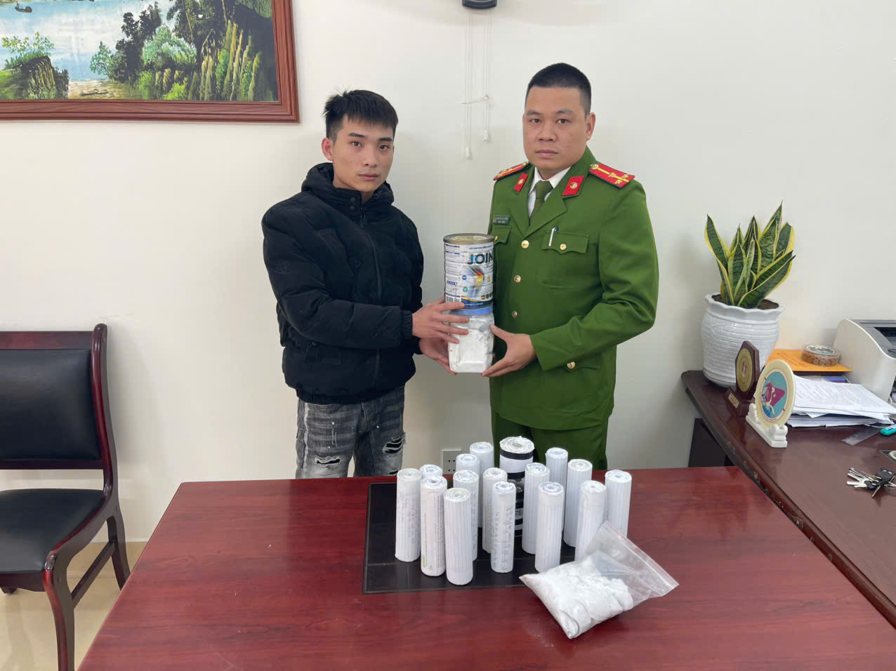 Công an đặc khu Cát Hải, các xã Hải Hưng và Tiên Lãng vận động Nhân dân giao nộp 01 khẩu súng hơi và 8,5 kg pháo
